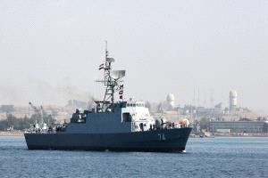 بعد تهديدات الحوثي.. إيران تنشر سفينة حربية بهذا الموقع