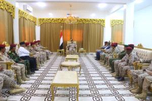 الداعري يشدد باجتماع عسكري بالمهرة على مكافحة نشاط الحوثي في تهريب السلاح والمخدرات
