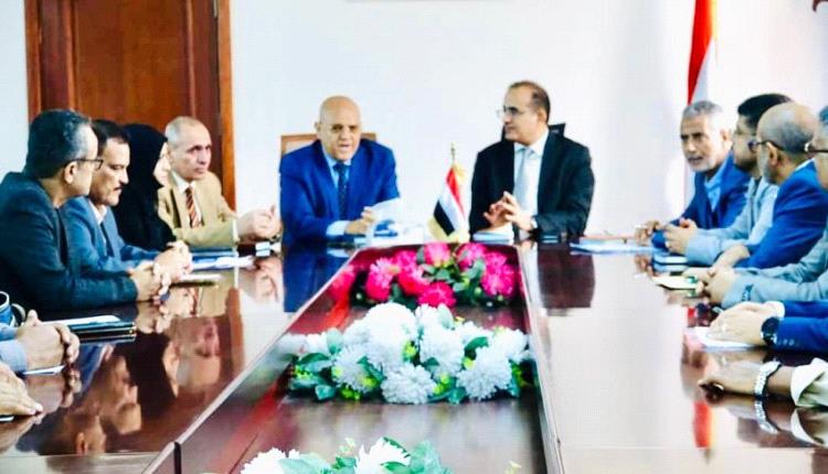 في زيارة ميدانية لتعز.. وزير الصحة يترأس اجتماع موسع لمسؤولي القطاع الصحي ويصدر هذا التوجيه
