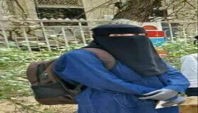 بينهم أفراد من الشرطة.. عصابة تعتدي بالضرب على ناشطة وتهددها بالقتل في تعز