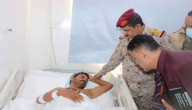 وزير الدفاع يطمئن على جرحى الضالع ولحج في مستشفيات عدن