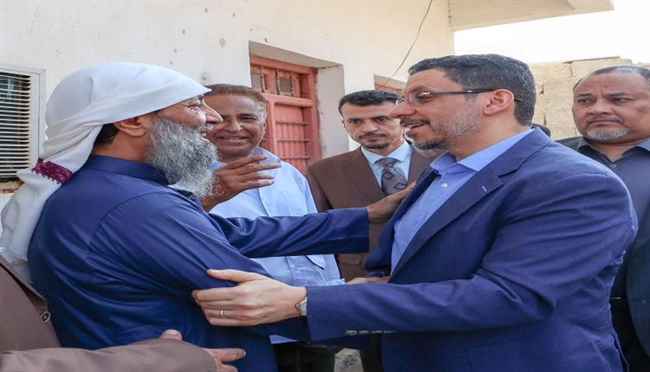 بن مبارك يزور أسرة الشهيد ناصر هادي في ذكرى تحرير عدن
