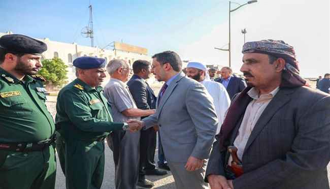 رئيس الحكومة يصل إلى المكلا ويكشف عن ضياع 3 تريليونات ريال