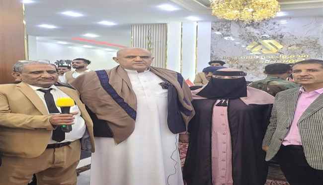 بالوثائق.. محافظ تعز يتحدى مجلس القيادة الرئاسي والحكومة ويرتكب مخالفات قانونية كبيرة 

