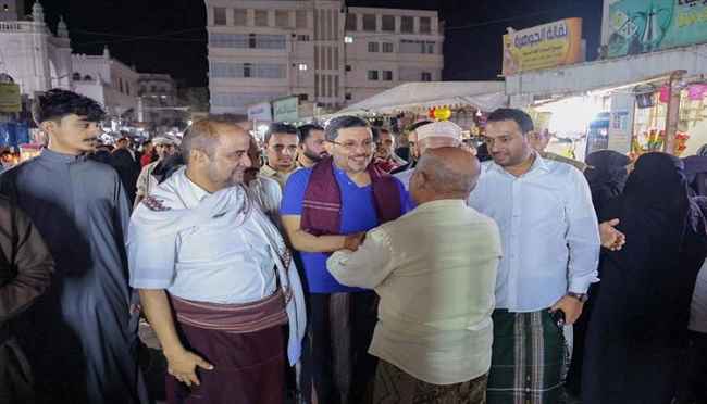 رئيس الحكومة يلتقي المواطنين في أحياء وشوارع مدينة المكلا ويؤكد لهم هذا الأمر