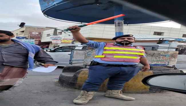 شاهد اعتداء قوات محور تعز على شرطي مرور أثناء تنظيمه حركة السير
