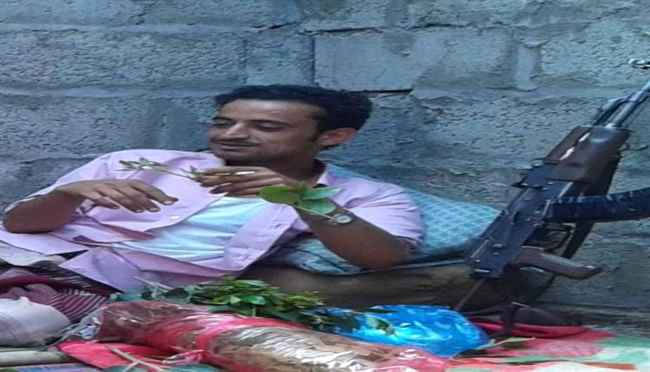 مسلح يقتل والدته طعناً بالقلب في تعز