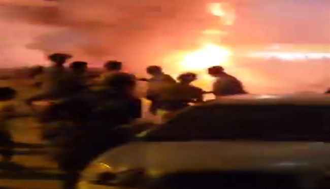 حريق يلتهم سيارات في عدن بسبب الألعاب النارية.. فيديو