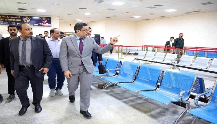 بن مبارك يعود إلى عدن بعد زيارة إلى حضرموت ويؤكد على تسريع تأهيل مطار الريان

