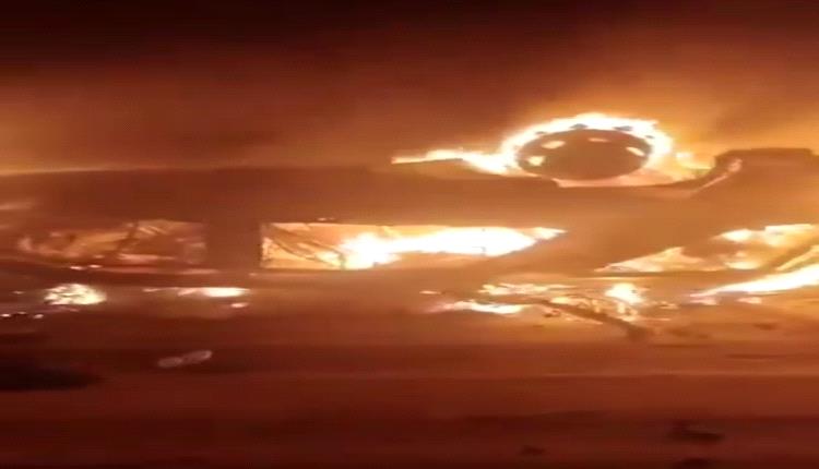 فيديو.. شاهد احتراق سيارة مغتربين بعد انفجار لغم حوثي بهم في صحراء الجوف