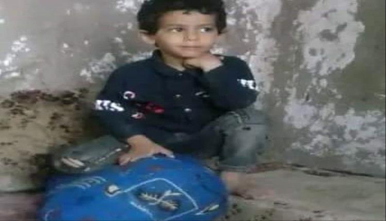 الحوثي يحتجز طفل هذا الصحفي رهينة لإطلاق عدداً من الأسرى