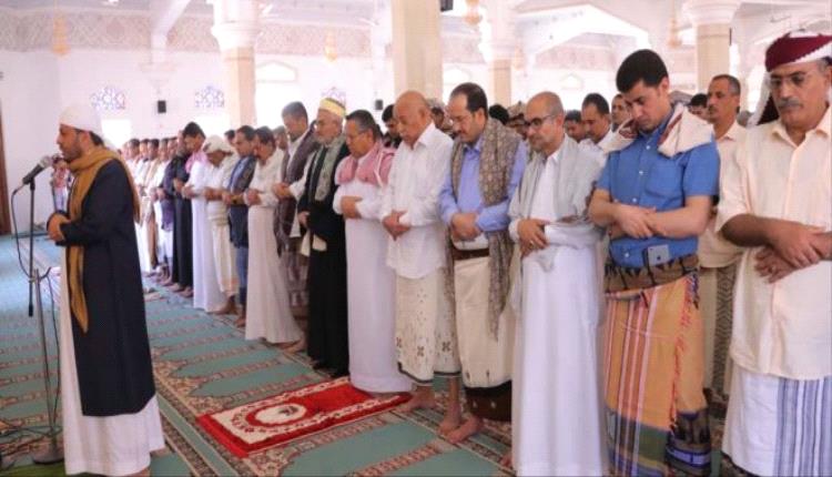 5 آلاف ريال سعودي مقابل صلاة واحدة في عدن لمسؤول حكومي.. وثيقة