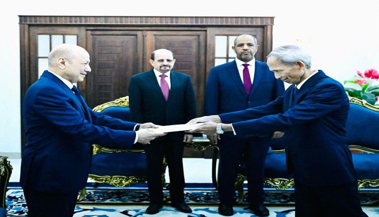 العليمي يتسلم أوراق اعتماد عدد من سفراء الدول الاسيوية والافريقية والاوروبية