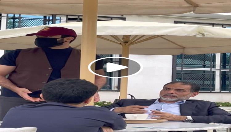 شاب يمني يلجأ إلى حيلة طريفة للقاء والده بعد غربة 10 سنوات.. فيديو مؤثر