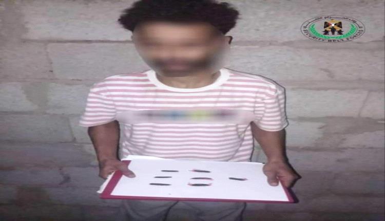 الإطاحة بأحد مروجي الحشيش أثناء خروجه من لحج