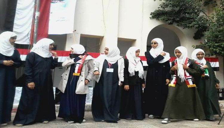 مشرفة حوثية تصفع طالبة وتعتدي عليها وسط مدرسة بصنعاء لهذا السبب