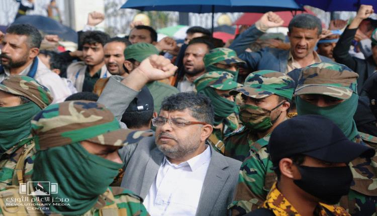 الحوثي يبرر تأخر الرد الايراني ويشير إلى وجود ما هو أهم ويهدد بمفاجآت غير متوقعة 