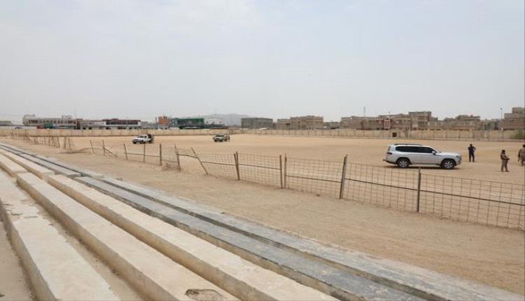 محافظ حضرموت يوجه بتأهيل ملعب الشاحت وعدم التفريط بساحات الملعب
