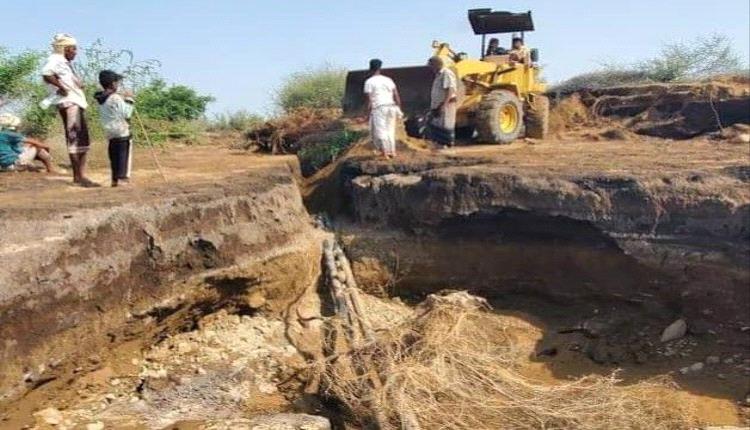 ردم أماكن الأضرار التي تعرضت لها كايبلات الإتصالات في حيس
