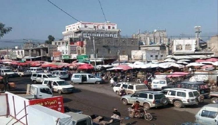 مسلحو الحوثي يعتدون على تجار وباعة في إب لرفضهم أوامر الجماعة