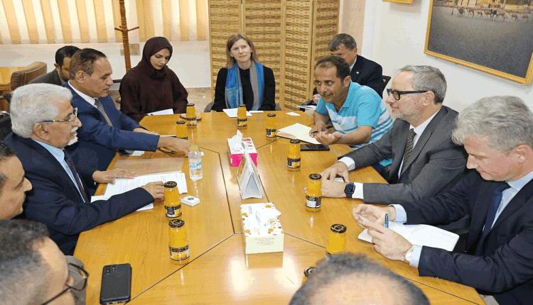 البنك المركزي لوفد أوروبي: تدهور الصرف والاقتصاد نتيجة اعتداء الحوثي على منشآت تصدير النفط