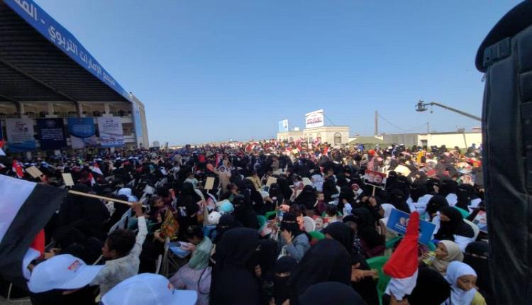 متظاهرون في المخا يحيون ذكرى الرئيس صالح ورفيقه الزوكا