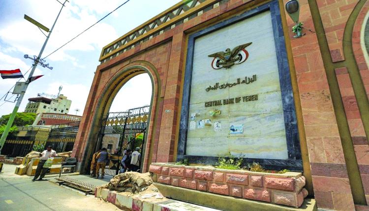 الحوثي يشرع هروبه من الالتزام بقوت الموظفين وفرض جبايات جديدة وتمييز عنصري