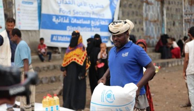 الحوثيون يبتزون "الغذاء العالمي" بحجة المساعدات الفاسدة.. تصريح قيادي يفضح الحقيقة