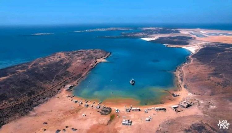 غرق سفينة يمنية قبالة ميون وهذا مصير طاقمها بقيادة هادي