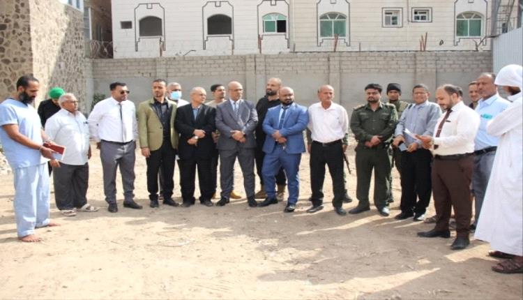 بالصورة.. تنفيذ حكم الإعدام بحق شخص قتل والدته في عدن