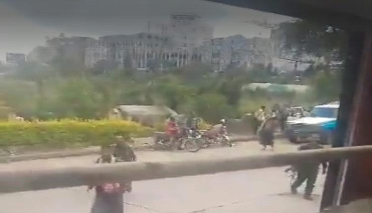 فيديو لمسلحين حوثيين يعتدون بوحشية على شخص في المعاين