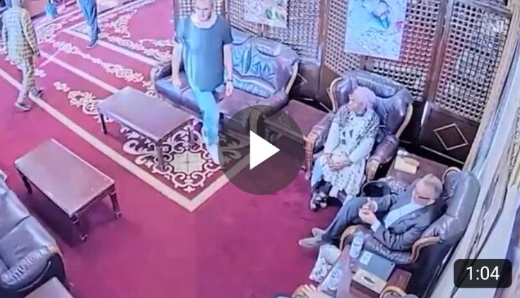 شاهد هروب مسؤول دولي كبير من مطار صنعاء بعد غارة جوية