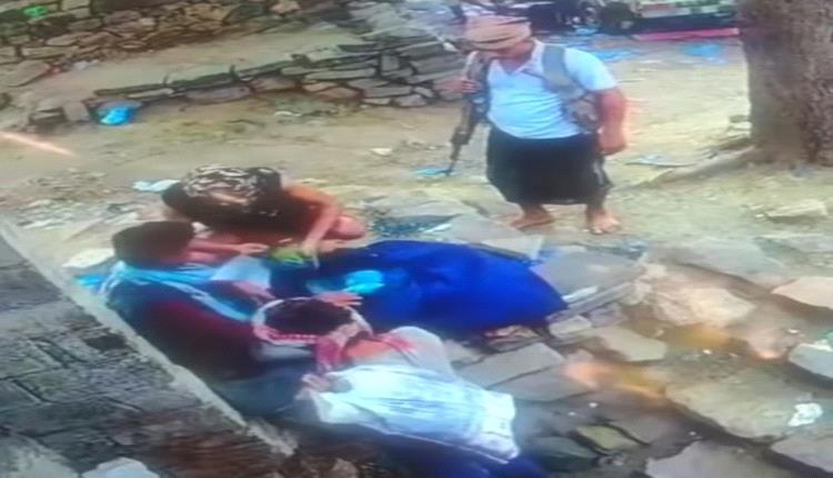 بالفيديو.. مسلحو الإخوان يعتدون بوحشية على طالب يمتهن بيع القات في تعز