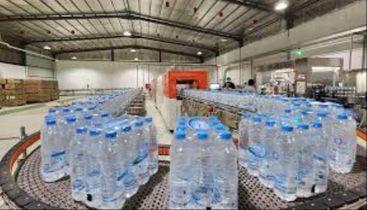 مصانع المياه توقف إنتاجها في صنعاء وأخرى كبيرة تستعد لإعلان الإضراب الشامل