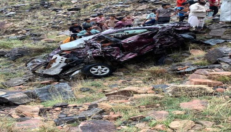 بالصور.. سقوط سيارة من أعلى جبال يافع وعائلة الصانبي داخلها