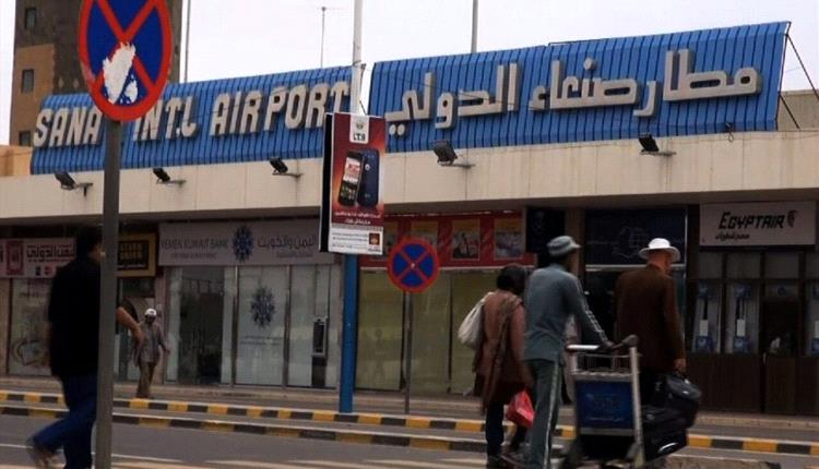 أصيبا بغارات جوية.. مغادرة ضباط أجانب مطار صنعاء إلى هذه الدولة