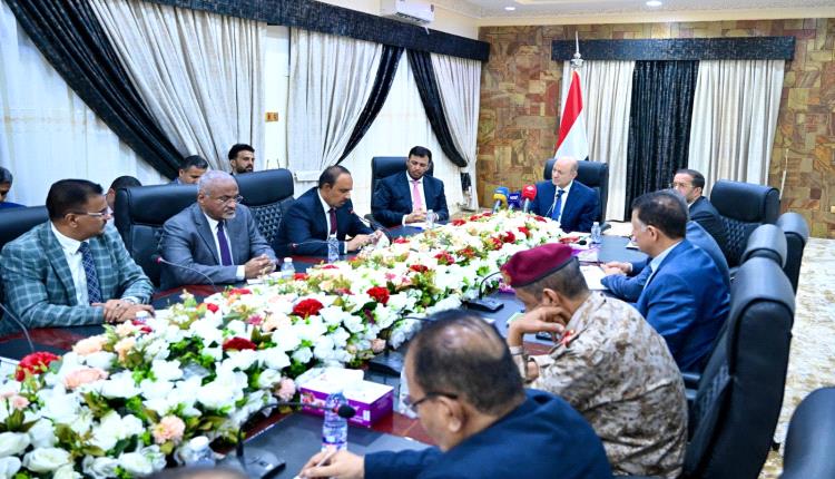 العليمي يعقد اجتماعاً بقيادة حضرموت.. ويؤكد على الأمن والاستقرار لجذب الاستثمار