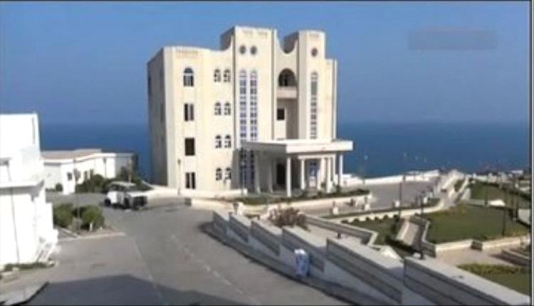 هجوم مسلح يستهدف القصر الرئاسي "معاشيق" والأمن يقبض على المهاجم.. مستجدات