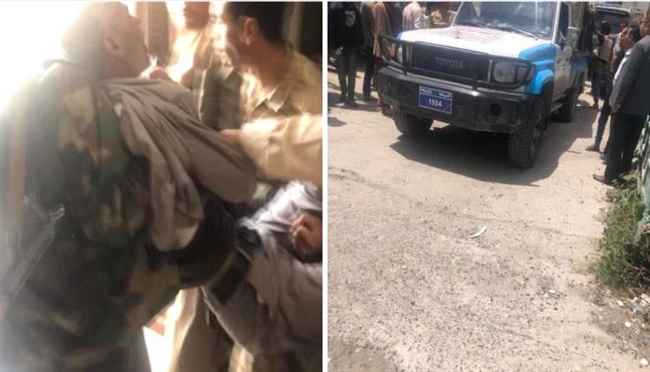 قيادي حوثي يعتدي مع مسلحين على موظف بسيط ويقتادوه بطريقة مهينة للسجن