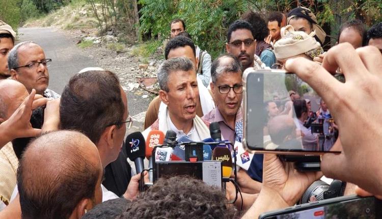 أول تعليق للشرعية حول إعلان الحوثي فتح طريق الحوبان