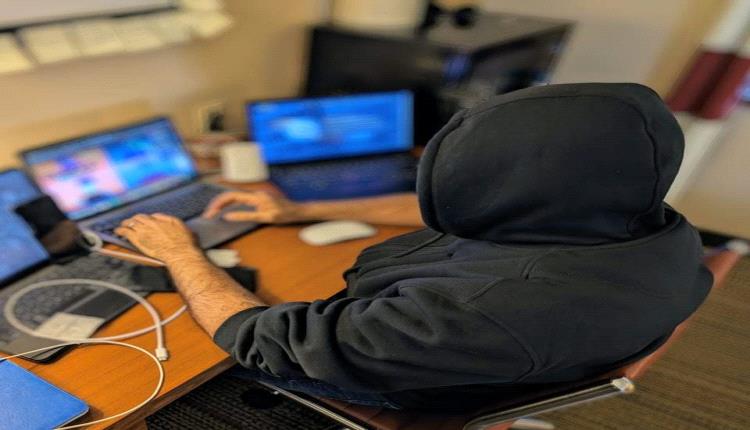 خبير يمني يخوض معركة هي الأولى من نوعها من أجل المواطن 