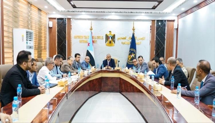 عيدروس يشدد على سرعة تنفيذ مصفوفة الحلول الاقتصادية العاجلة ونقل اليمنية إلى عدن