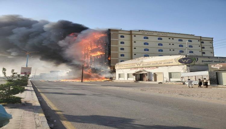 درجة الحرارة تتسبب بإحتراق واجهة فندق قيد الإنشاء .. فيديو 