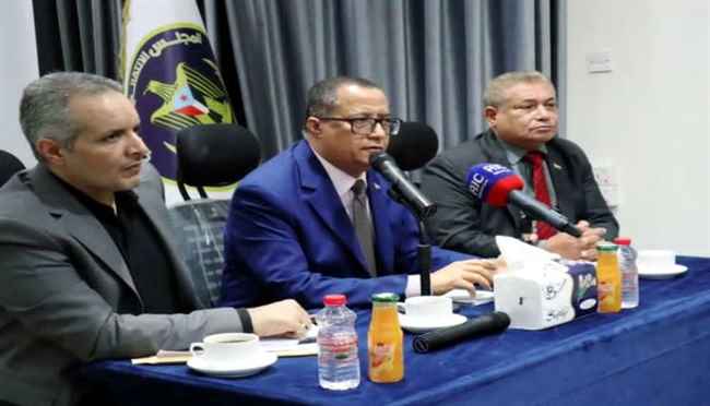 الانتقالي يمنح الحكومة مهلة لإنجاز 4 ملفات هامة.. ويحذرها من فض الشراكة بالتراجع عن هذا الأمر