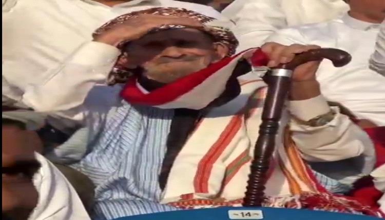 شاهد.. يمني بعمر 115 عام يجذب الأنظار في بطولة كروية