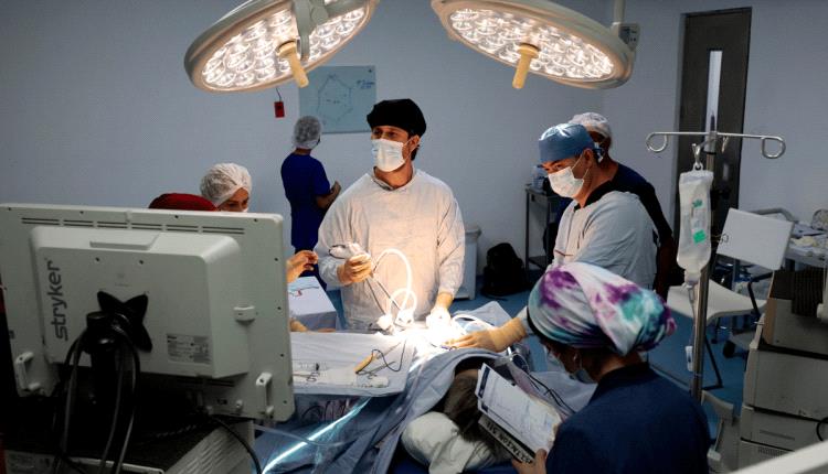 يمني يبتلع 80 قلم حبر وسماعتي أذن في صنعاء.. فيديو لعملية استخراجهم من معدة المريض