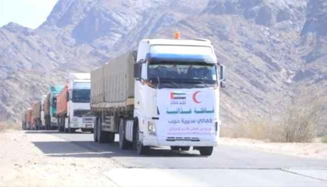 300 طن.. هلال الإمارات يخفف معاناة أهالي حريب مأرب بقافلة غذائية