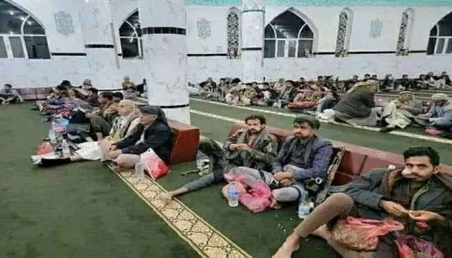 لمنع صلاة التراويح.. الحوثي يحول المساجد إلى مجالس مضغ القات والمشروب