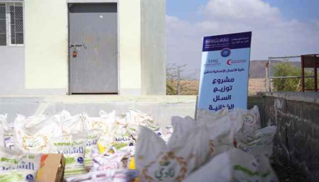 بدعم إماراتي.. خلية صالح تقدّم مساعدات غذائية في ريف المخا