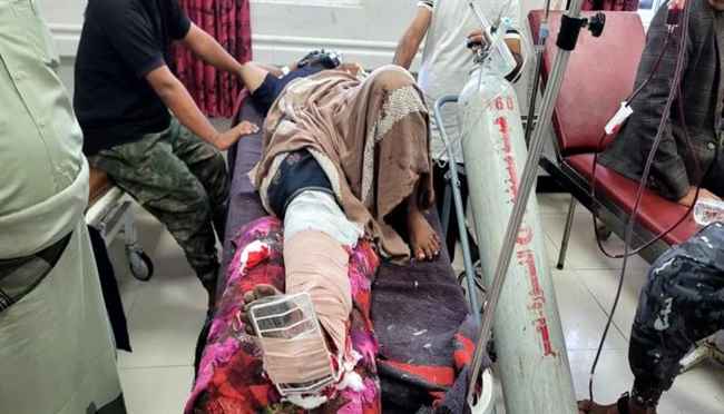 قناص الحوثيين يصفي شاب ويصيب آخر في مدينة تعز 